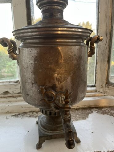 Markalar: Metaldan hazırlanmış bu samovar çay hazırlamaq üçün klassik üslubda