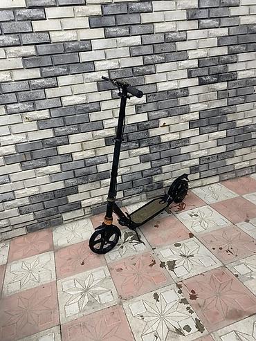 scooter samokatlar: Şəhər içi rahat hərəkət üçün yığcam və praktik kick-skuter. - Rəng — 1