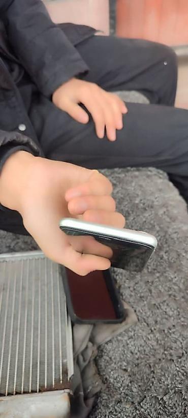 Apple iPhone: IPhone Xr, Б/у, 64 ГБ, Серебристый, Чехол, 95 % — 6