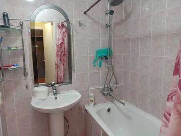 Uzunmüddətli kirayə mənzillər: Salam. Ev uzunmüddətli verilir. Qara Qarayev metrosunun duz çıxışında — 15