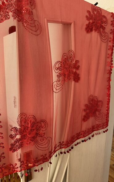 Xonça: Qırmızı rəngdə, pulcuqlar və naxışlarla bəzədilmiş bəzək dəsti. Dəstə -da lalafo.az — 6 Xonça: Qırmızı rəngdə, pulcuqlar və naxışlarla bəzədilmiş bəzək dəsti. Dəstə — 6