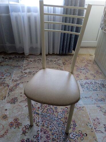 ротанговые стулья: Продаю стулья железные 4 штуки, с мягкой сидушкой из экокожи. Очень