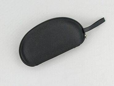 Czarne, półokrągłe etui na okulary. Wykonane z twardego materiału