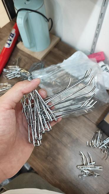 Vitrin üçün aksesuarlar: Məhsul: Perforasiya olunmuş lövhə (pegboard) üçün metal asqı qarmaqlar — 2