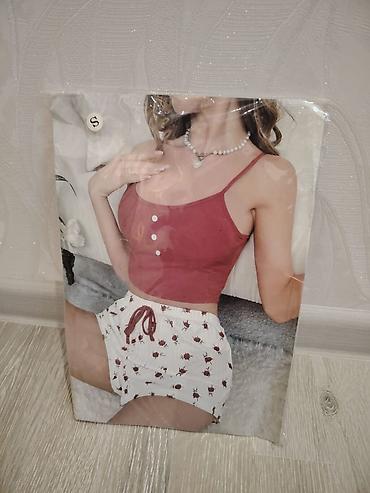 Gecəliklər: Qadın pijama dəsti - 2 dəstdən ibarət rahat ev geyimi. - Dəst 1: Ağ — 2