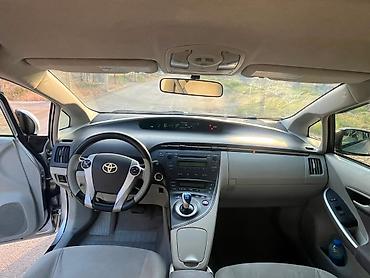 s class mercedes: Toyota Prius (3-cü nəsil) – gümüşü rəng, hibrid Xüsusiyyətlər: - — 9