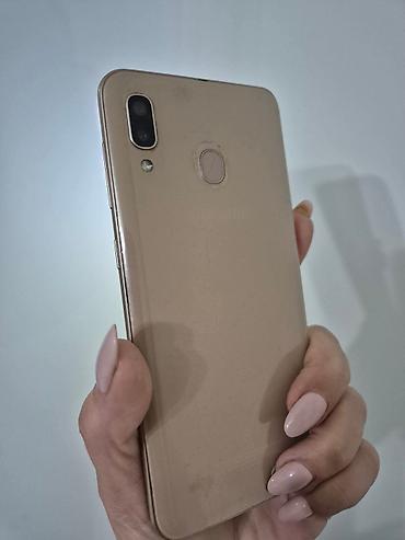 Samsung: Samsung Galaxy A30, zlatna boja Glavne karakteristike: - Ekran 6.4" — 3