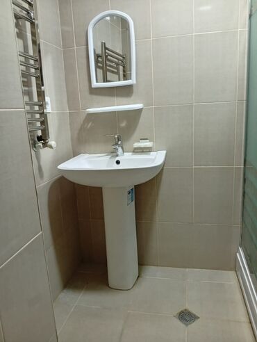 Quruducular: Ağ rəngli keramika ayaqlı lavabo hamam otaqları üçün nəzərdə tutulub