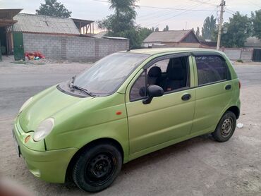 матиз обем 1: Автомобиль Daewoo Matiz зеленого цвета, компактный хэтчбек. Оборудован