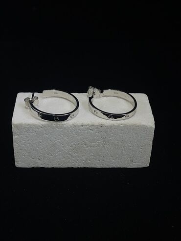 Серебряные серьги: Элегантные серьги-кольца серебристого цвета, украшенные россыпью — 8