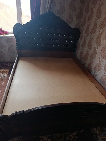 сандык бишкек: Двуспальная кровать в классическом стиле с высоким изголовьем и