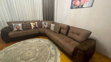 stom kreslo: Bu dəstə rahat künc divan, televizor altlığı, güzgülü dolab və güzgülü