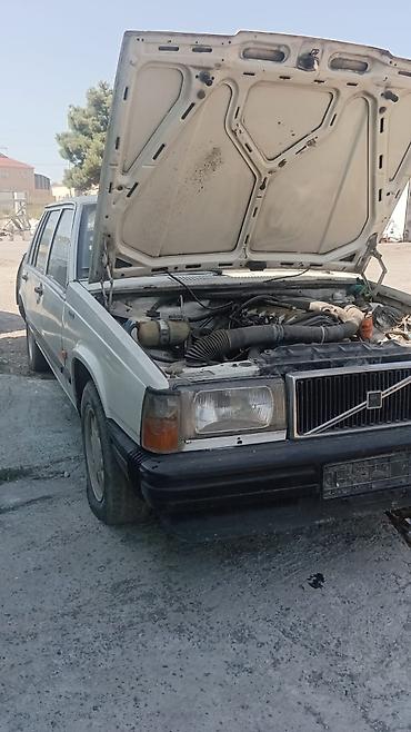 pajero baqaj: Volvo sedan, ağ rəng, klassik küncəl dizaynlı kuzov. - Kuzov: 4 — 4