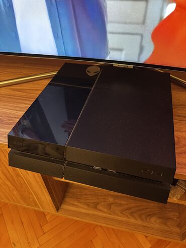 playstation 4 500gb: Playstation 4, 500GB. Yaxşı vəziyyətdədir. İşləməyində bir problem