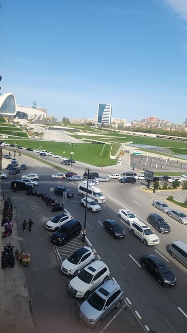 аренда помещений под общепит: Şəhərin mərkəzində, Heydər Əliyev Mərkəzi ilə üzbəüz yerləşən bu geniş