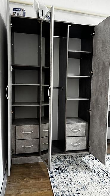 silver kitchen: 3 эшиктуу шкаф ортосунда кузгусу менен ичи кэнен, диван 2шт матрасы — 4