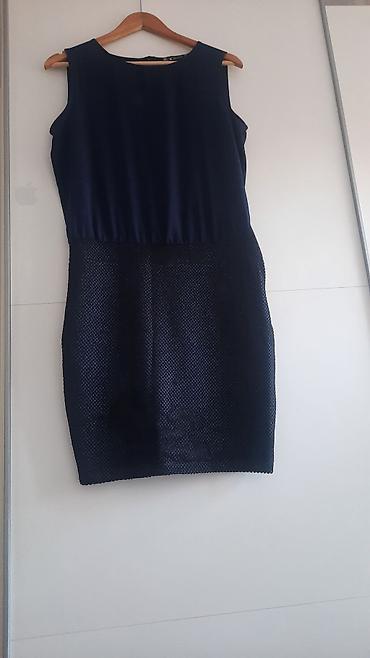 dugacke svecane haljine: Elegantna tamnoplava haljina bez rukava, ravnog kroja do iznad kolena — 4