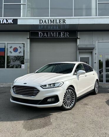 форд фюжен: Белый седан Ford Mondeo, модель 2017 года, отличается современным