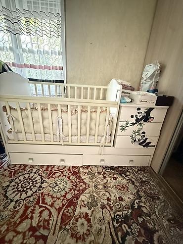 панды: Детская кроватка с комодом-пеленальным столиком и выдвижными ящиками — 3