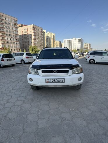 домик на колесо: Белый внедорожник Toyota Highlander, оснащенный черной защитной