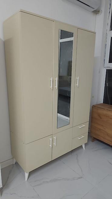 Bej rəngli üç qapılı paltar şkafı - Dizayn: Minimalist üslubda, bej
