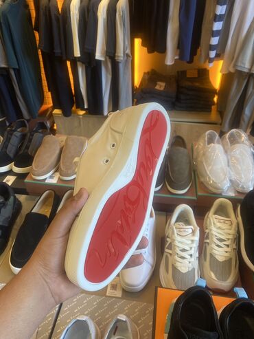 Krossovka ve ketlər: Trend model loubiten