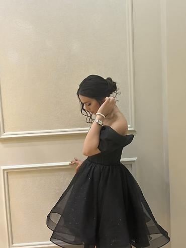kana korsa: Qara qısa kokteyl donu - Dizayn: Açıq çiyinli, bardot stili; romantik — 2