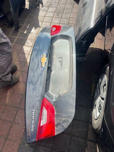 ремонт бампера из пластика: Chevrolet Malibu markalı avtomobilin arxa baqaj qapısı. Boz rəngdədir