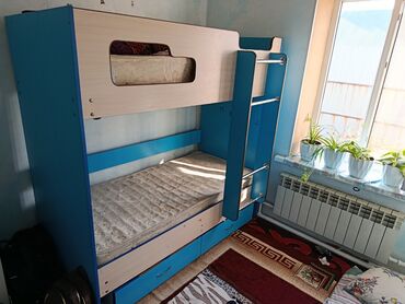 шкаф купе б: Двухъярусная кровать с лестницей и ящиками - Конструкция: два
