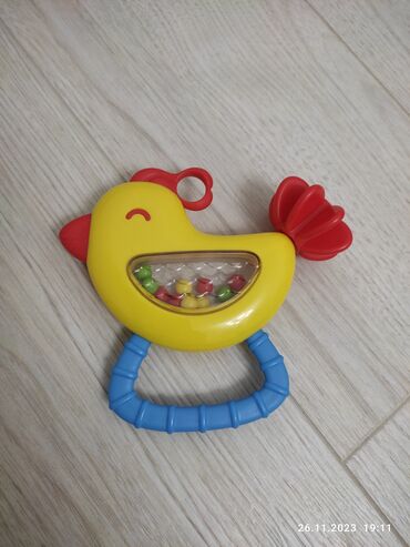 детская шапка желтая: Игрушка от Hape . погремушка. В отличном состоянии