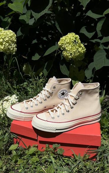 Кроссовки и спортивная обувь: Converse 39.5 размер,оригинал. чеки коробки все имеется. белый цвет