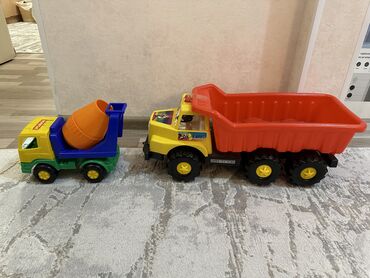 игрушки грузовики: Большой грузовик и средних размеров бетономешалка