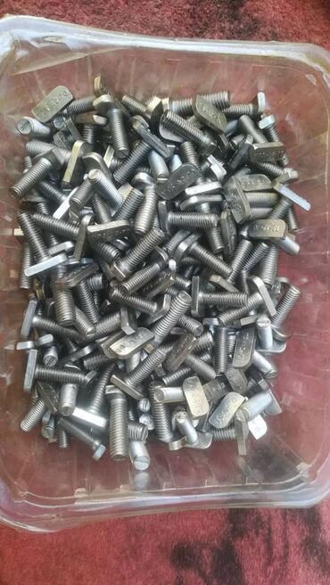 Šrafovi i matice: Opis: Velika količina metalnih šrafova, idealnih za širok spektar — 9