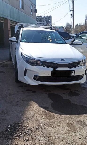 киа оптима гибрид: Автомобиль Kia Optima белого цвета с установленным багажником на