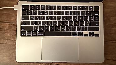 laptop ucuz: Zərif səma mavisi rəngi ilə diqqət çəkən, əla vəziyyətdə MacBook Air — 4