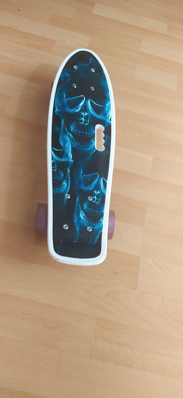 iki tekerli scooter: 4 tekerli skeytbord