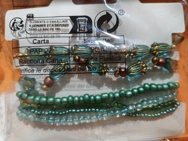 Наборы украшений: Набор бижутерии и аксессуаров Состав: - Брошь в форме пера — 4