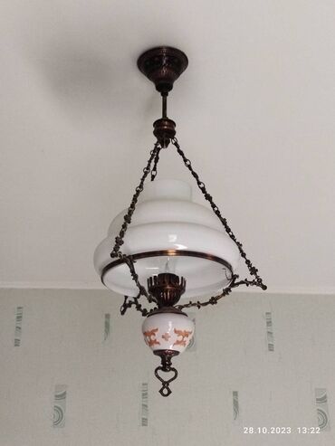 Освещение: Потолочный светильник на 1 лампу. Стеклянный плафон, медный каркас