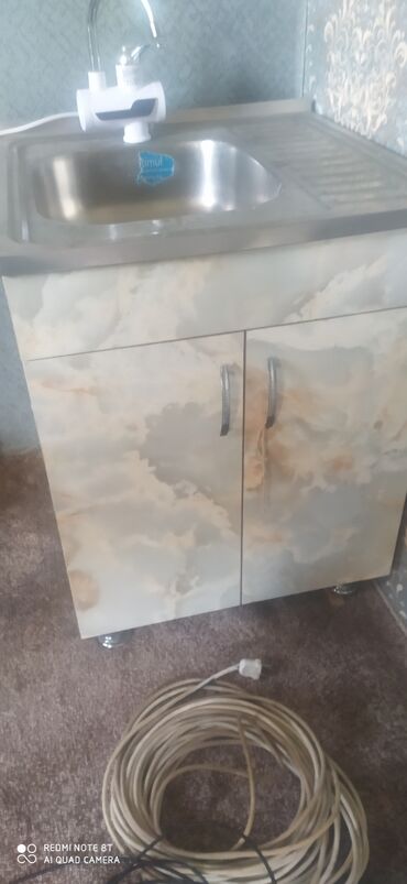 Другие товары для дома: Продаю б/у мойку со смесителем нагревателем. 
цена 5500