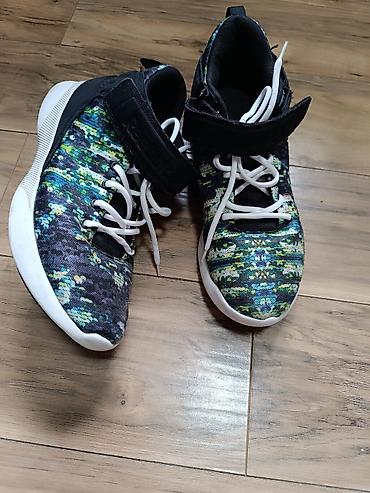 Patike: Reebok patike sa šarenim printom i kaišem na čičak - Model: visoke — 2