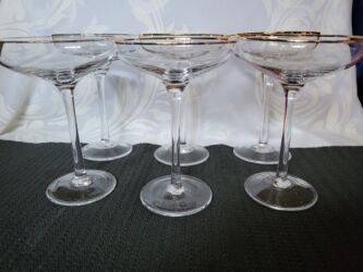 Čaše: Case kristalne za sampanjac,vino iz 80ih. Case za vino,maksimalno — 9
