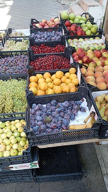 Фрукты и ягоды: Hazır meyvə mağazası Şamaxinkada yerləşir Qızıl tac şadlıq sarayının — 2