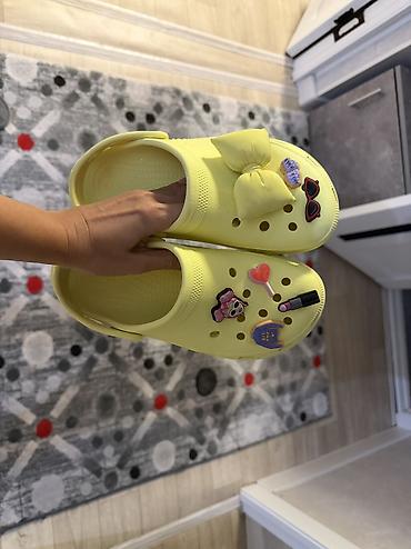 jibbitz: Босоножки, 35, Crocs, Б/у, цвет - Желтый, Самовывоз — 1
