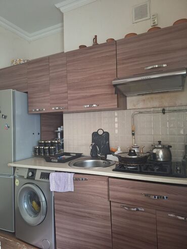 Комплекты диванов и кресел: Bu mətbəx dolab dəsti modern və funksional dizaynı ilə mətbəxinizə