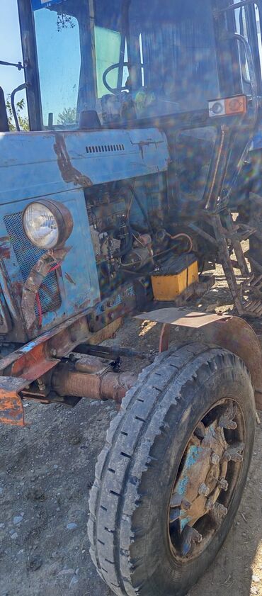 Traktorlar: Belarus MTZ tipli traktor - Korpus: kabinəli, mavi-qara rəng sxemi — 10