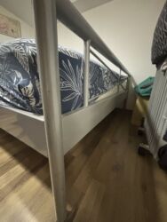 Kreveti: Metalni ram kreveta sa uzglavljem, sa dušekom. - Dimenzije — 2