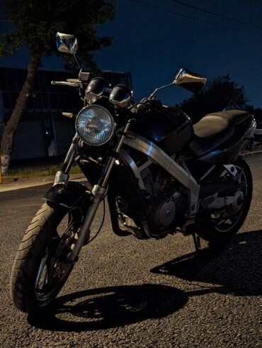 Мотоциклы: Мотоцикл с классическим дизайном, выполненный в черном цвете. Оснащен — 9