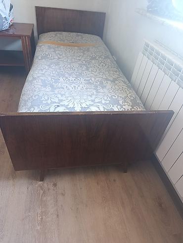 токмок комод: Продаю 3 кровати: одна двуспальная и две односпальные. С матрасом — 7