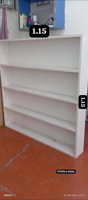 Полочные витрины: Ağ rəngli vitrin rəf - Ölçü: 1.15 × 1.15 m (təxmini kvadrat forma) - — 1