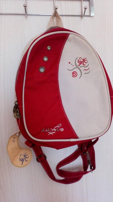 Handbags: NOV, sa etiketom, ranac Liliano. Ima mogućnost da se otvori zip i nosi